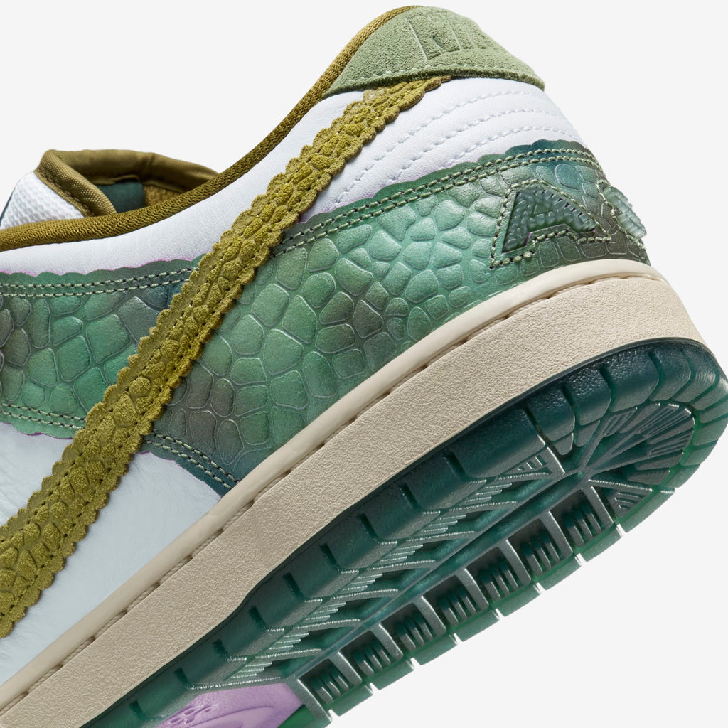 Nike SB Dunk Low Alexis Sablone "Chameleon" HJ3386-300